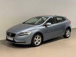 Ljusblå (blå) Begagnad 2018 Volvo V40 Business Edition Kombi | 219 500 kr (Marknadspris)
