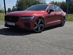 Röd Begagnad 2019 Volvo S60 R-Design Sedan | 294 900 kr (Marknadspris)