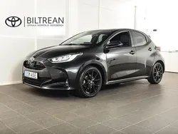 Svart Begagnad 2023 Toyota Yaris Hybrid Style Halvkombi | 248 900 kr (Marknadspris)