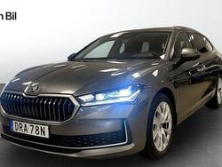 Grå (graphite grey metallic) Begagnad 2025 Skoda Superb Selection Kombi | 439 900 kr (Lite dyr)