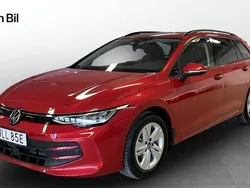 Mörkröd Ny 2024 VW Golf VIII Life Kombi | 359 900 kr (Marknadspris)