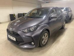 Mörkgrå Begagnad 2023 Toyota Yaris Hybrid Active Halvkombi | 219 900 kr (Marknadspris)
