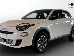 Vit (white) Ny 2025 Fiat 600 Halvkombi | 305 800 kr (Lite dyr)