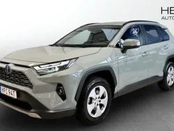 Grön (green) Begagnad 2024 Toyota RAV4 Hybrid Executive SUV | 439 900 kr (Bra pris)