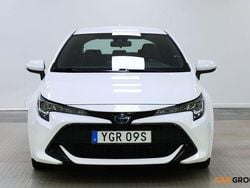 Vit Begagnad 2019 Toyota Corolla Hybrid Active Halvkombi | 189 800 kr (Marknadspris)