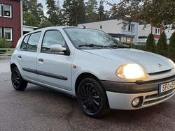 Grå Begagnad 2001 Renault Clio II Halvkombi | 12 500 kr