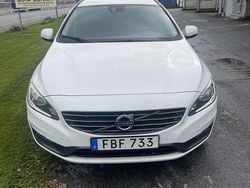 Vit Begagnad 2015 Volvo V60 Kinetic Kombi | 124 000 kr (Marknadspris)