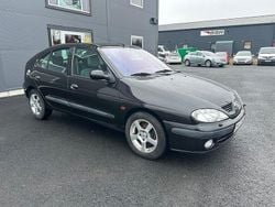 Svart Begagnad 2003 Renault Mégane II Authentique Halvkombi | 22 500 kr (Marknadspris)