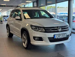 Vit Begagnad 2015 VW Tiguan R-line SUV | 144 900 kr (Marknadspris)