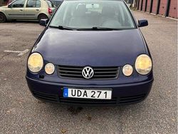 Blå Begagnad 2003 VW Polo Comfortline Halvkombi | 15 000 kr (Bra pris)