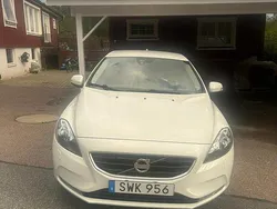 Vit Begagnad 2015 Volvo V40 Kinetic Kombi | 140 000 kr (Marknadspris)