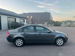Grå Begagnad 2007 Volvo S40 Kinetic Sedan | 33 900 kr (Bra pris)