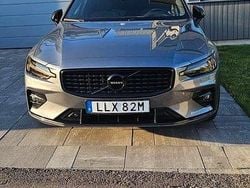 Grå Begagnad 2020 Volvo V60 R-Design Kombi | 305 000 kr (Marknadspris)