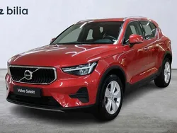 Röd Begagnad 2022 Volvo XC40 Core SUV | 339 000 kr (Marknadspris)