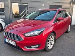 Röd Begagnad 2015 Ford Focus Titanium Kombi | 64 900 kr (Marknadspris)