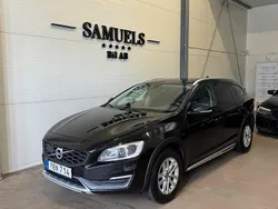 Svart Begagnad 2016 Volvo V60 CC Momentum Kombi | 129 900 kr (Dyr)