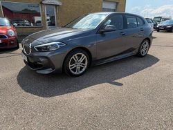 Grå Begagnad 2020 BMW 118 M Sport Halvkombi | 209 500 kr (Marknadspris)