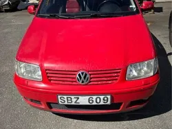Röd Begagnad 2001 VW Polo Halvkombi | 13 000 kr