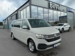 Ljusgrå Begagnad 2022 VW Caravelle Comfortline Minibuss | 399 000 kr (Marknadspris)