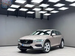 Ljusgrå Begagnad 2022 Volvo V60 CC Momentum Kombi | 359 900 kr (Marknadspris)