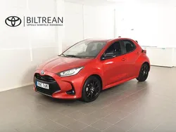 Röd Begagnad 2023 Toyota Yaris Hybrid Style Halvkombi | 248 900 kr (Lite dyr)