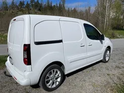 Vit Begagnad 2015 Peugeot Partner Minibuss | 71 000 kr (Marknadspris)