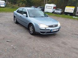 Blå Begagnad 2005 Ford Mondeo Halvkombi | 14 000 kr (Marknadspris)
