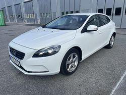 Vit Begagnad 2016 Volvo V40 Kinetic Kombi | 117 000 kr (Marknadspris)