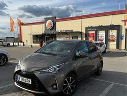 Grå Begagnad 2018 Toyota Yaris Hybrid Edition Halvkombi | 158 000 kr (Marknadspris)