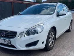 Vit Begagnad 2013 Volvo V60 Momentum Kombi | 125 000 kr (Marknadspris)