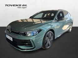 Ljusgrön (mariposite green metallic) Ny 2025 VW Passat R-line Kombi | 634 900 kr (Dyr)