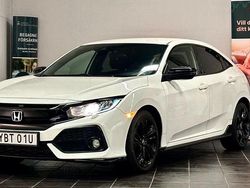 Vit Begagnad 2018 Honda Civic Dynamic Halvkombi | 162 900 kr (Marknadspris)