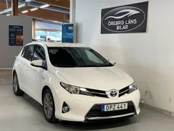 Vit Begagnad 2015 Toyota Auris Hybrid Edition Halvkombi | 134 900 kr (Marknadspris)