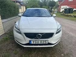 Vit Begagnad 2017 Volvo V40 Momentum Kombi | 139 000 kr (Marknadspris)