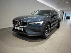 Mörkblå Begagnad 2019 Volvo V60 CC SE Kombi | 359 500 kr (Dyr)