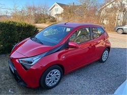 Röd Begagnad 2021 Toyota Aygo X-play Halvkombi | 119 000 kr (Marknadspris)