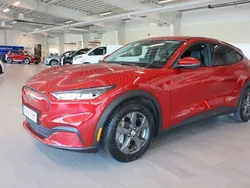 Röd (vinröd metallic) Begagnad 2021 Ford Mustang Mach-E SUV | 369 800 kr (Bra pris)
