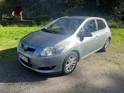 Grå Begagnad 2008 Toyota Auris Halvkombi | 49 000 kr (Marknadspris)