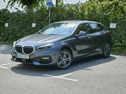 Grå Begagnad 2022 BMW 118 Sport Line Halvkombi | 249 000 kr (Marknadspris)