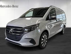 Grå (vit) Ny 2025 Mercedes Vito Minibuss | 723 750 kr (Marknadspris)