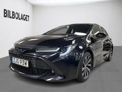 Svart Begagnad 2021 Toyota Corolla Hybrid Halvkombi | 234 800 kr (Marknadspris)