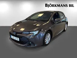 Mörkgrå Begagnad 2023 Toyota Corolla Hybrid Halvkombi | 274 900 kr (Marknadspris)