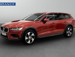 Röd Begagnad 2019 Volvo V60 CC SE Kombi | 329 900 kr (Marknadspris)