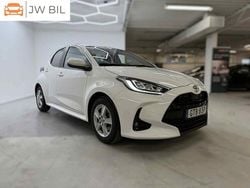 Vit Begagnad 2024 Toyota Yaris Hybrid Halvkombi | 238 900 kr (Marknadspris)