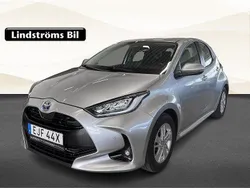 Silver Begagnad 2022 Toyota Yaris Hybrid Active Halvkombi | 219 000 kr (Marknadspris)