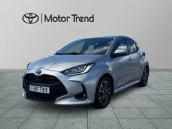 Silver Begagnad 2022 Toyota Yaris Hybrid Active Halvkombi | 214 900 kr (Marknadspris)