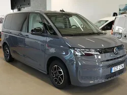 Grå Begagnad 2022 VW Multivan Minibuss | 519 500 kr (Marknadspris)
