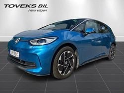 Blå (costa azul metallic black) Begagnad 2025 VW ID.3 Pro Performance Halvkombi | 389 900 kr (Bra pris)