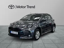 Mörkgrå (grå) Begagnad 2024 Toyota Yaris Hybrid Active Halvkombi | 244 900 kr (Marknadspris)