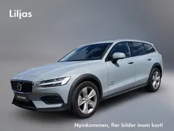 Grå Begagnad 2024 Volvo V60 CC Core Kombi | 409 000 kr (Marknadspris)